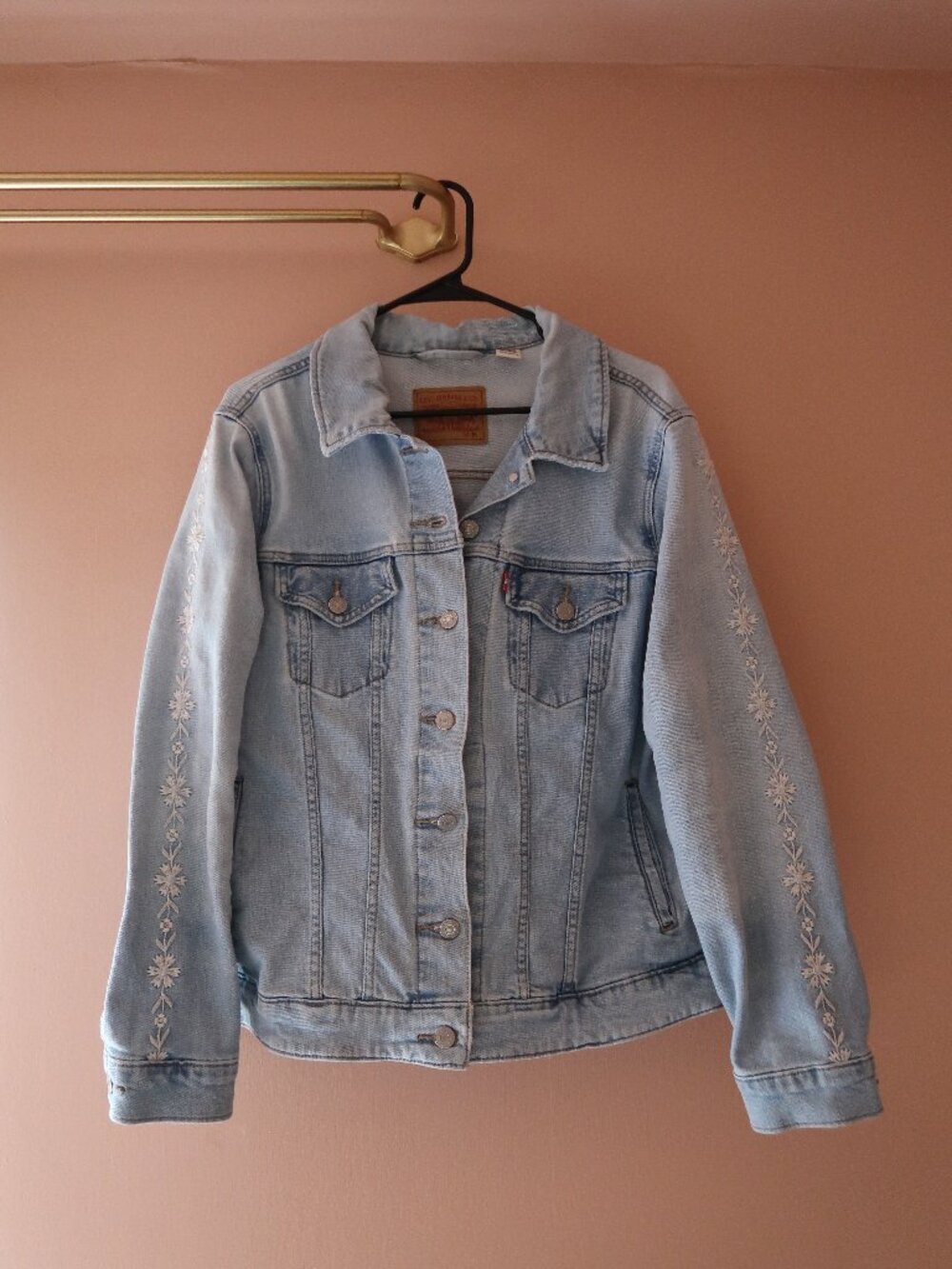Levi’s 1X Light Wash Denim Jacket White Floral Embroidered Sleeves